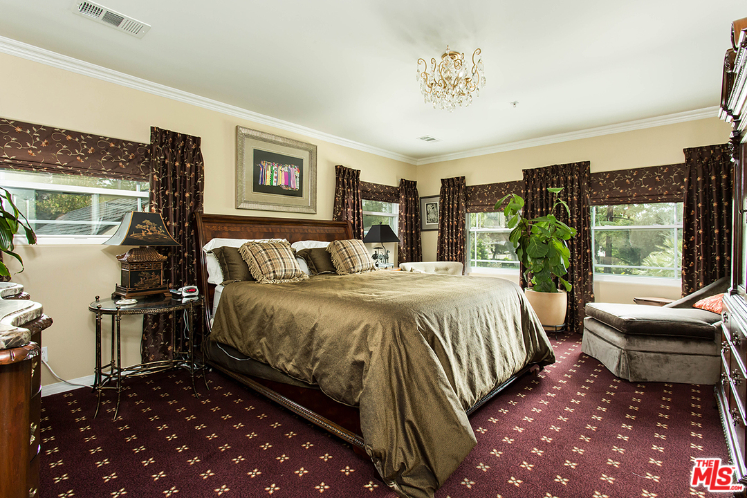 285 Barthe Drive Pasadena, CA 91103 - Photo 21 of 35