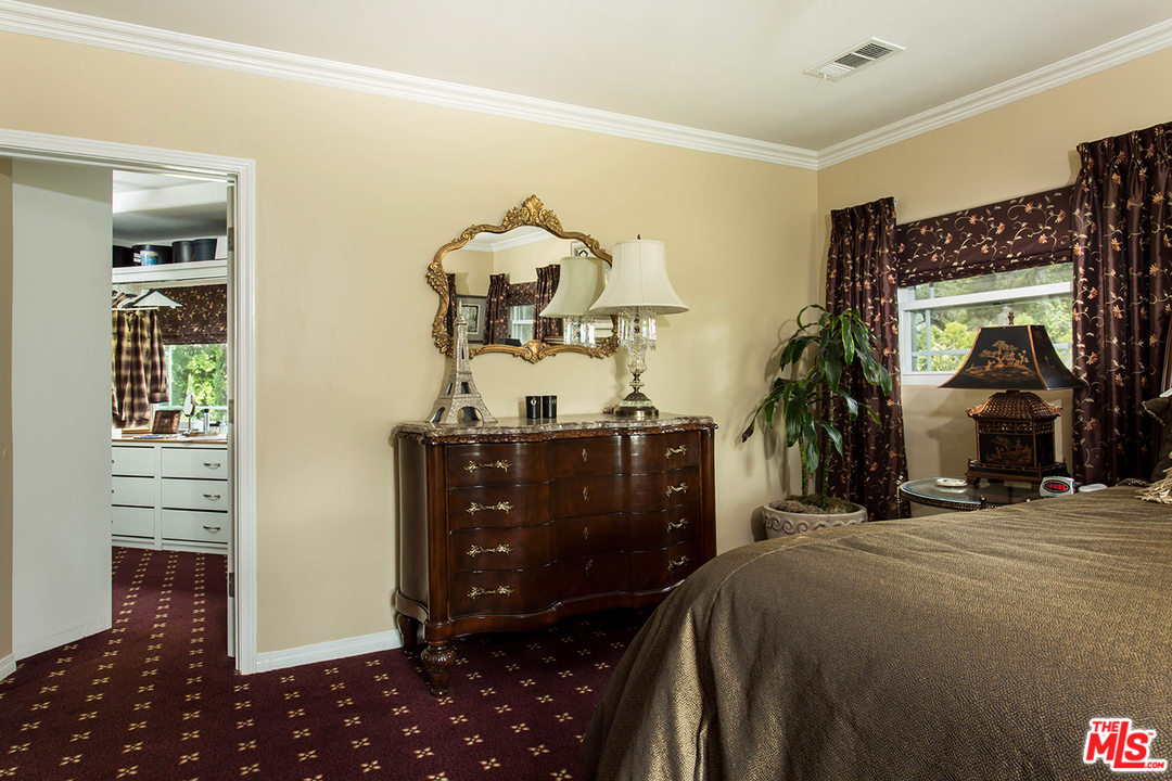 285 Barthe Drive Pasadena, CA 91103 - Photo 22 of 35