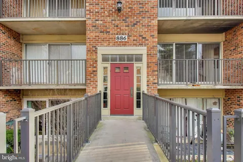 $275,000 | 886 College Parkway, Unit 304, Rockville, MD 20850