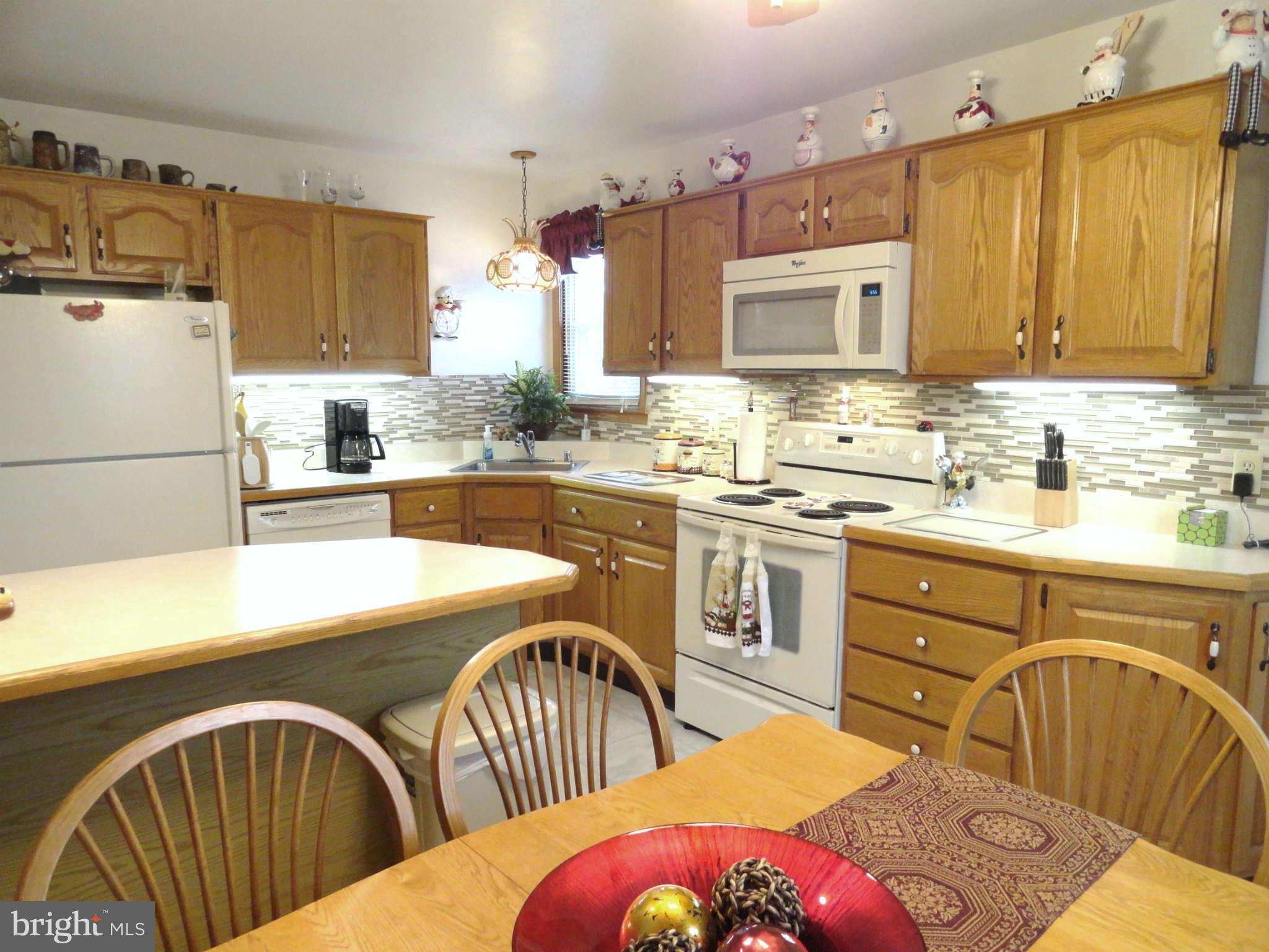 613 George Avenue Baltimore, MD 21221 - Photo 9 of 30 Oak Cab., New Backsplash & Micro. All Appl Convey!