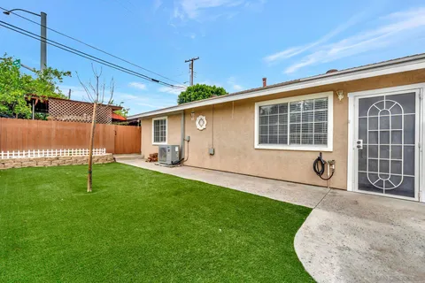 a view of a house with backyard