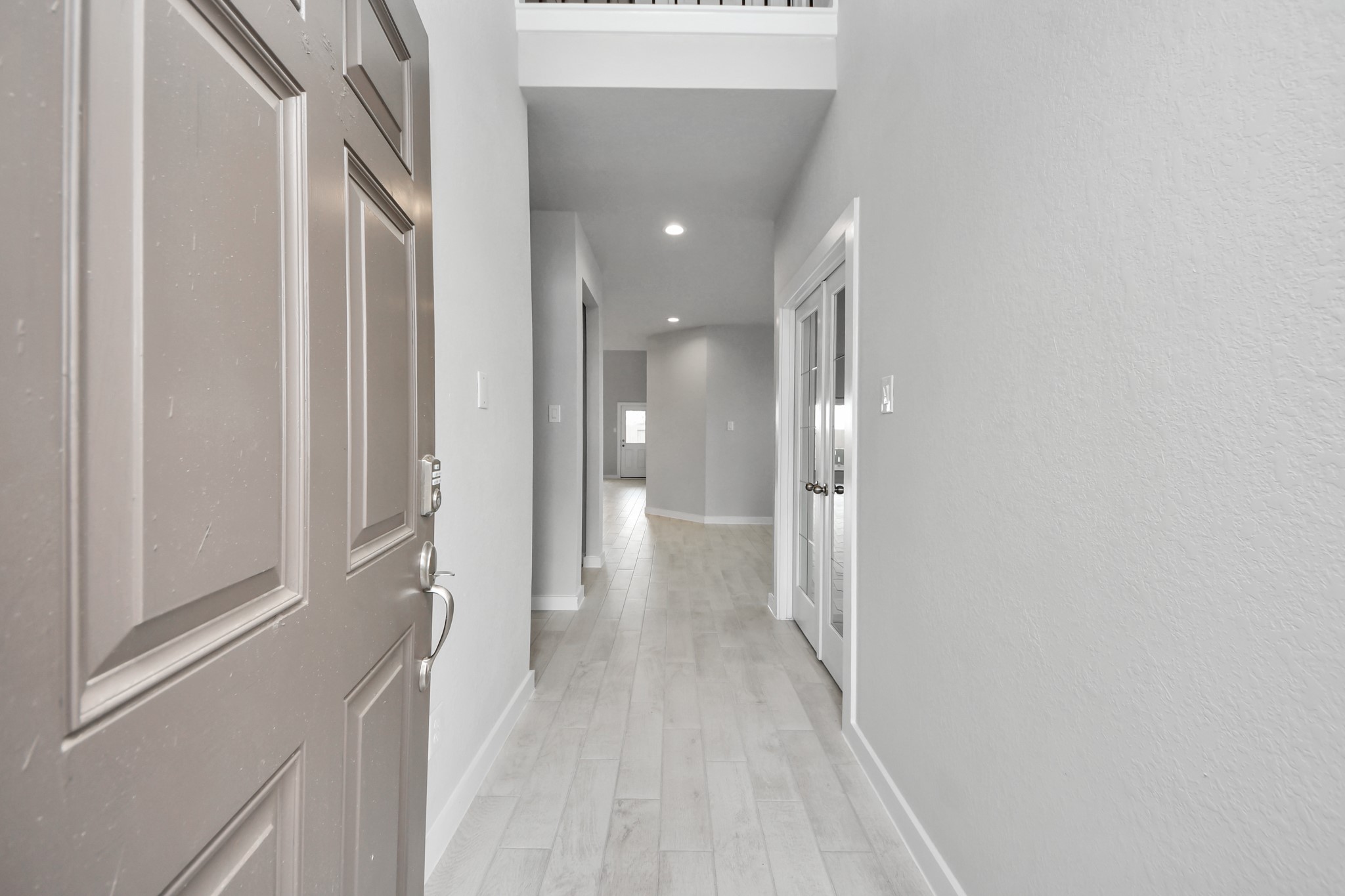 11122 Tulip Rdg Trail Houston, TX 77044 - Photo 3 of 34 a view of a hallway with wooden floor and a large mirror