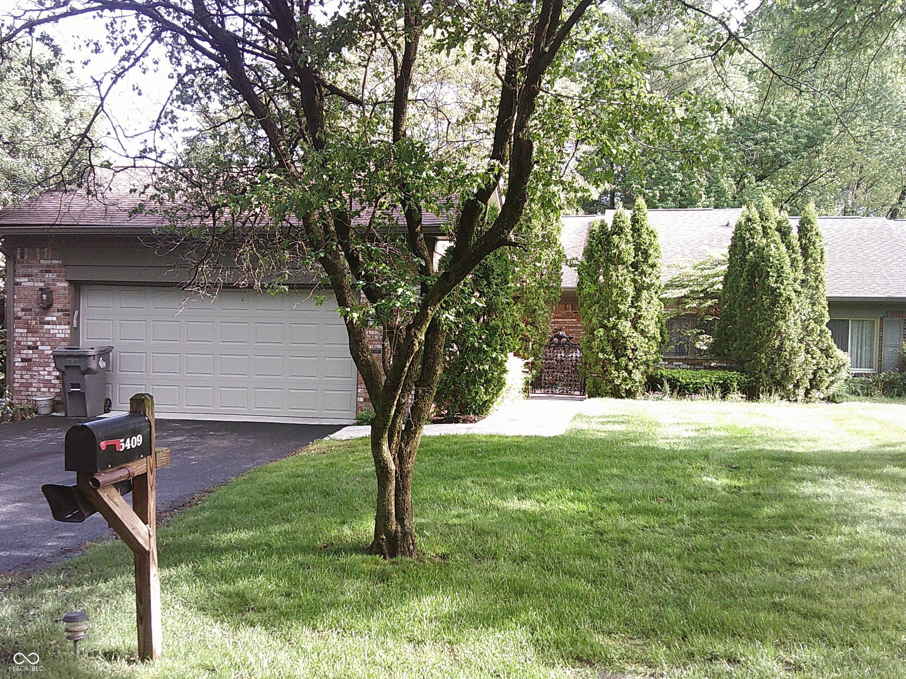 5409 Greenwillow Road Indianapolis, IN 46226 - Photo 2 of 29