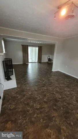 a view of empty room with window