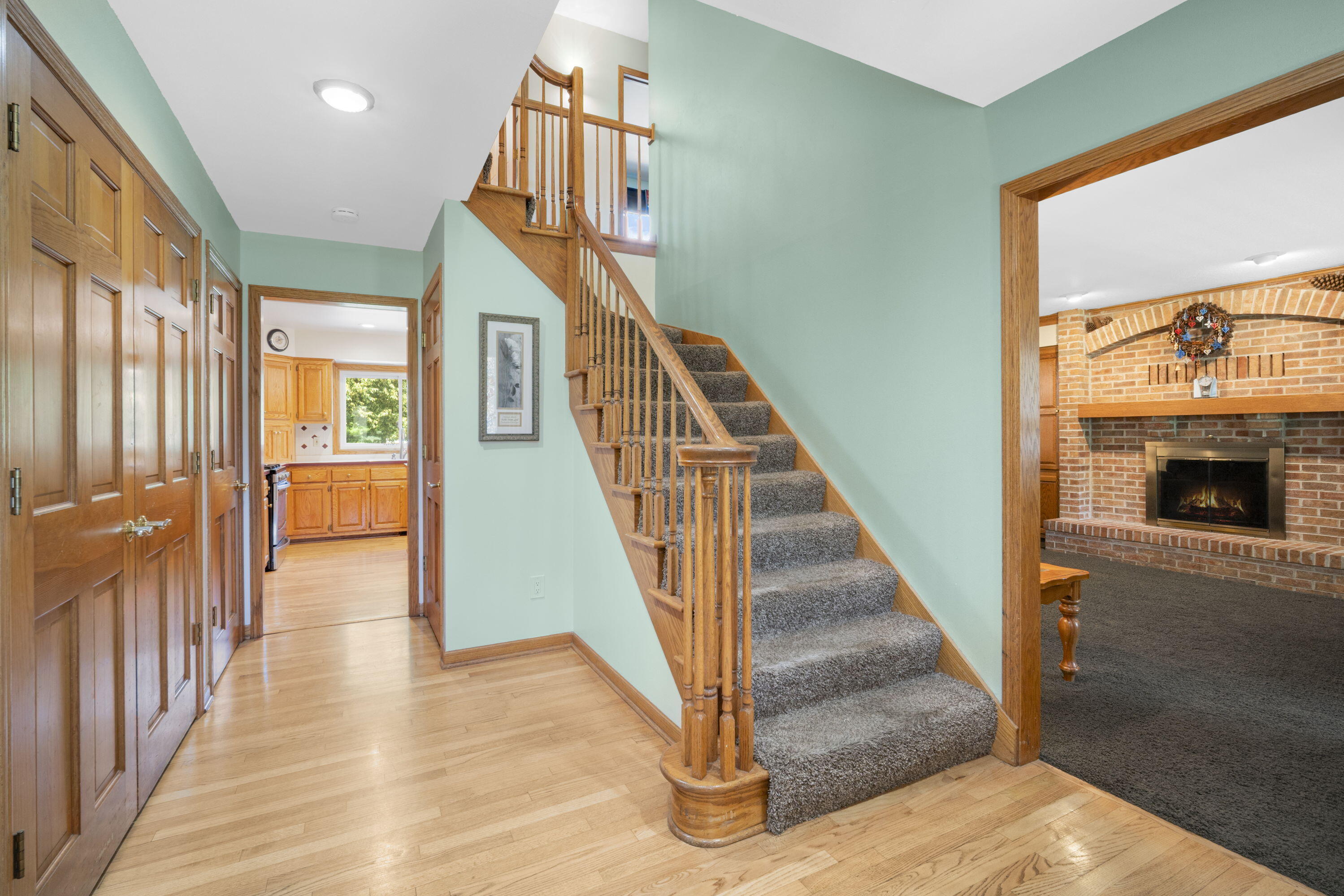 149 Hickory Drive Delafield, WI 53018 - Photo 3 of 43 3_imgDSC03259