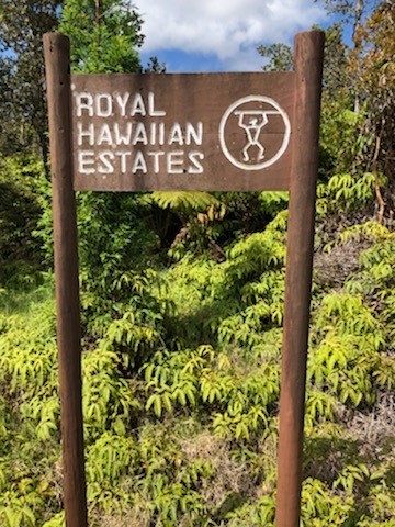 1479 Volcano Road Pahoa, HI 96778 - Photo 1 of 13 a sign that is on the side of a building