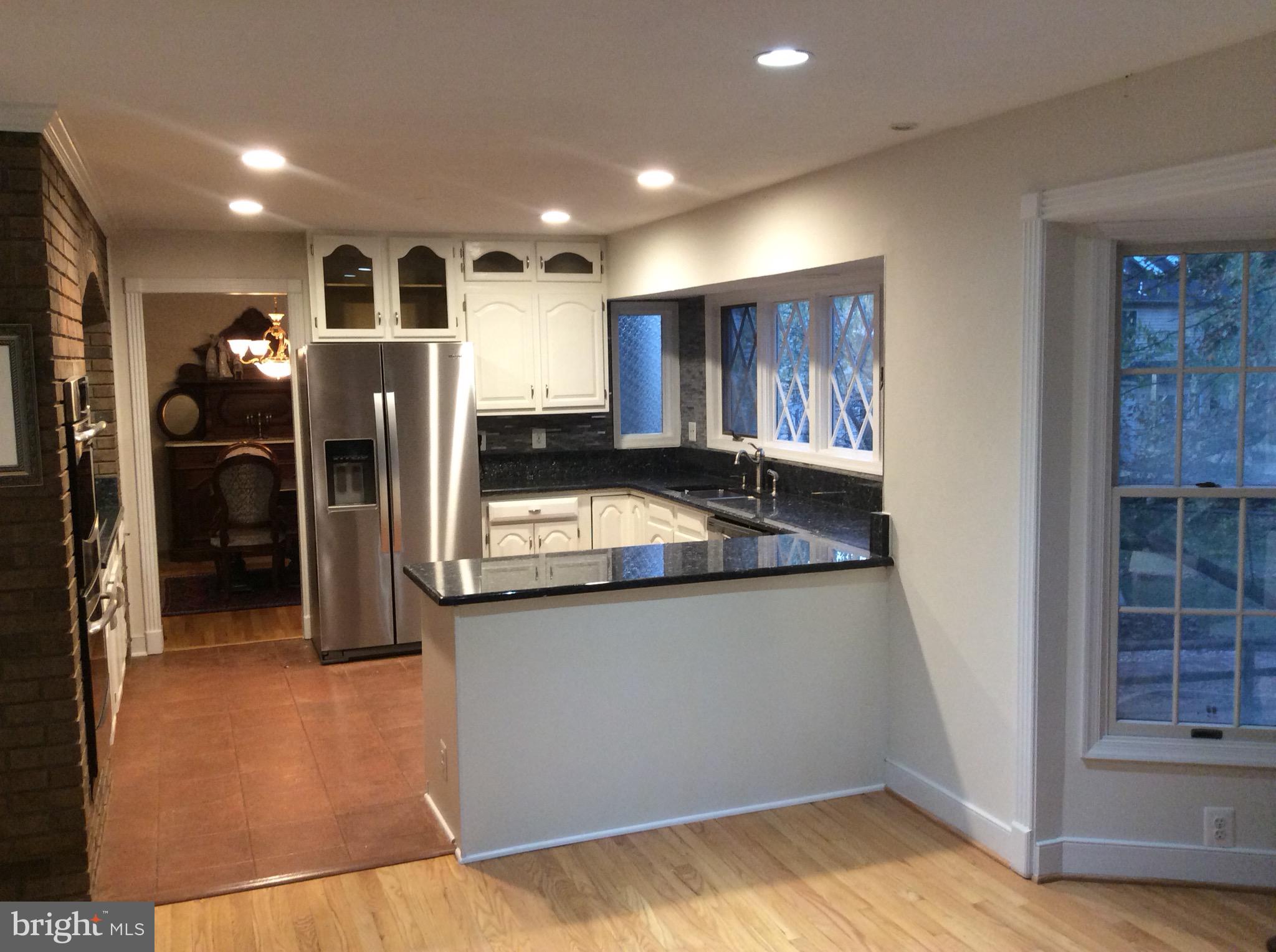 54 Rutherford Circle Sterling, VA 20165 - Photo 19 of 58 KITCHEN WITH BREAKFAST AREA BAY WINDOW
