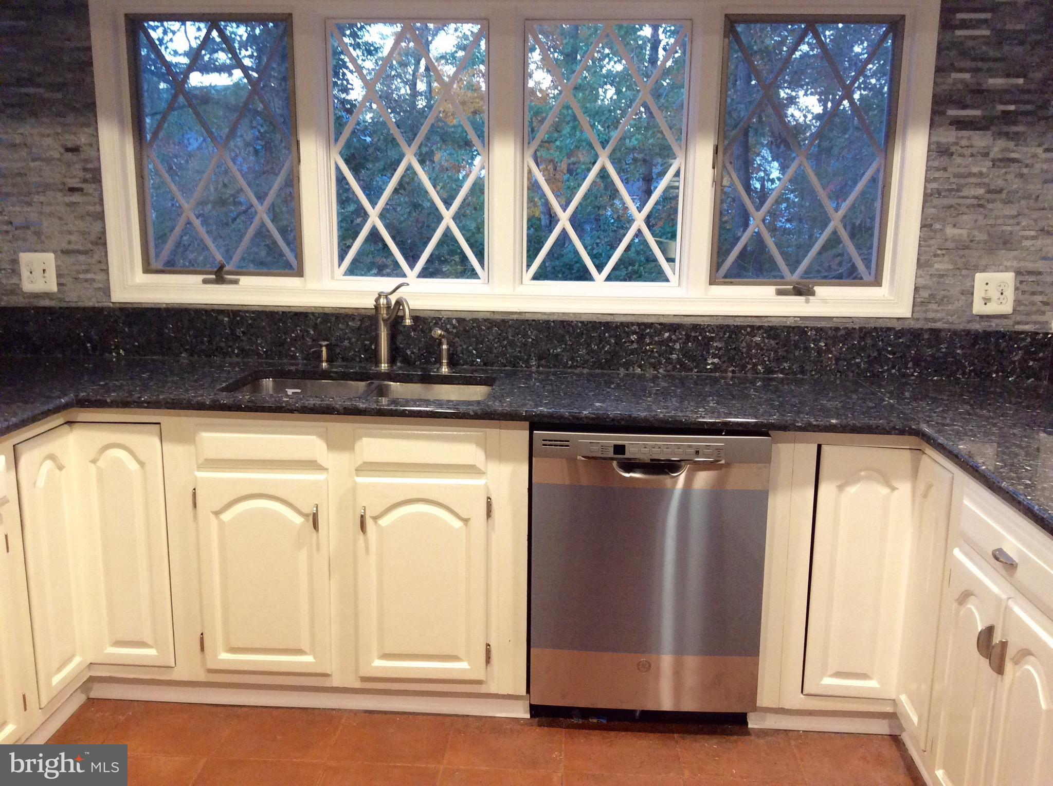 54 Rutherford Circle Sterling, VA 20165 - Photo 22 of 58 KITCHEN WITH BAY WINDOW OVERLOOKING THE GARDEN