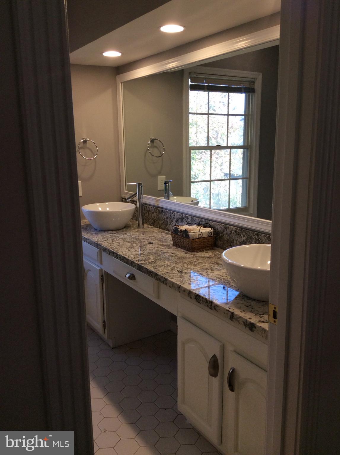 54 Rutherford Circle Sterling, VA 20165 - Photo 50 of 58 BATHROOM 2 ON UPPER LEVEL