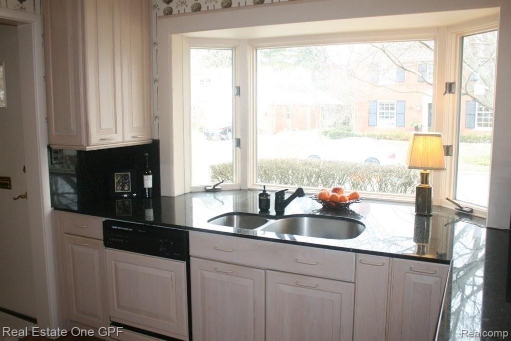 36 Harbor Hill Road Grosse Pointe, MI 48236 - Photo 5 of 16 5 7345 kitchen.jpg