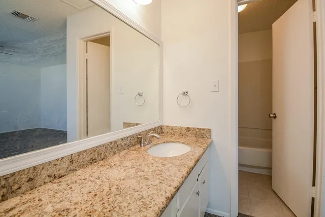 $215,000 | 3206 Windchase Boulevard, Unit 471, Houston, TX 77082