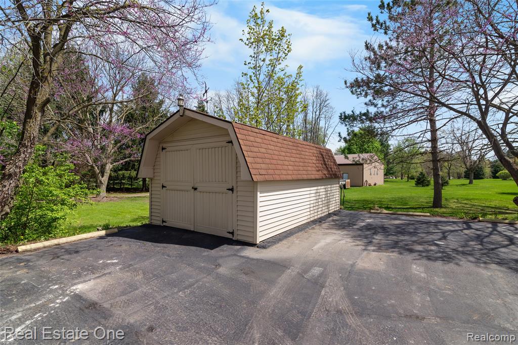 9050 Earhart Road South Lyon, MI 48178 - Photo 42 of 55