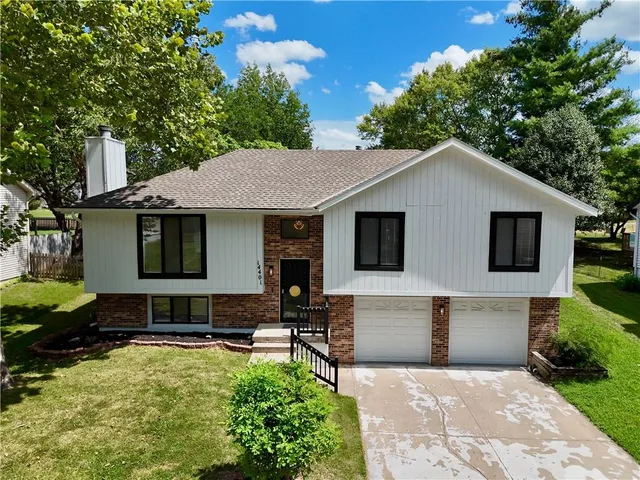 $324,900 | 14401 St Andrews Drive, Grandview, MO 64030