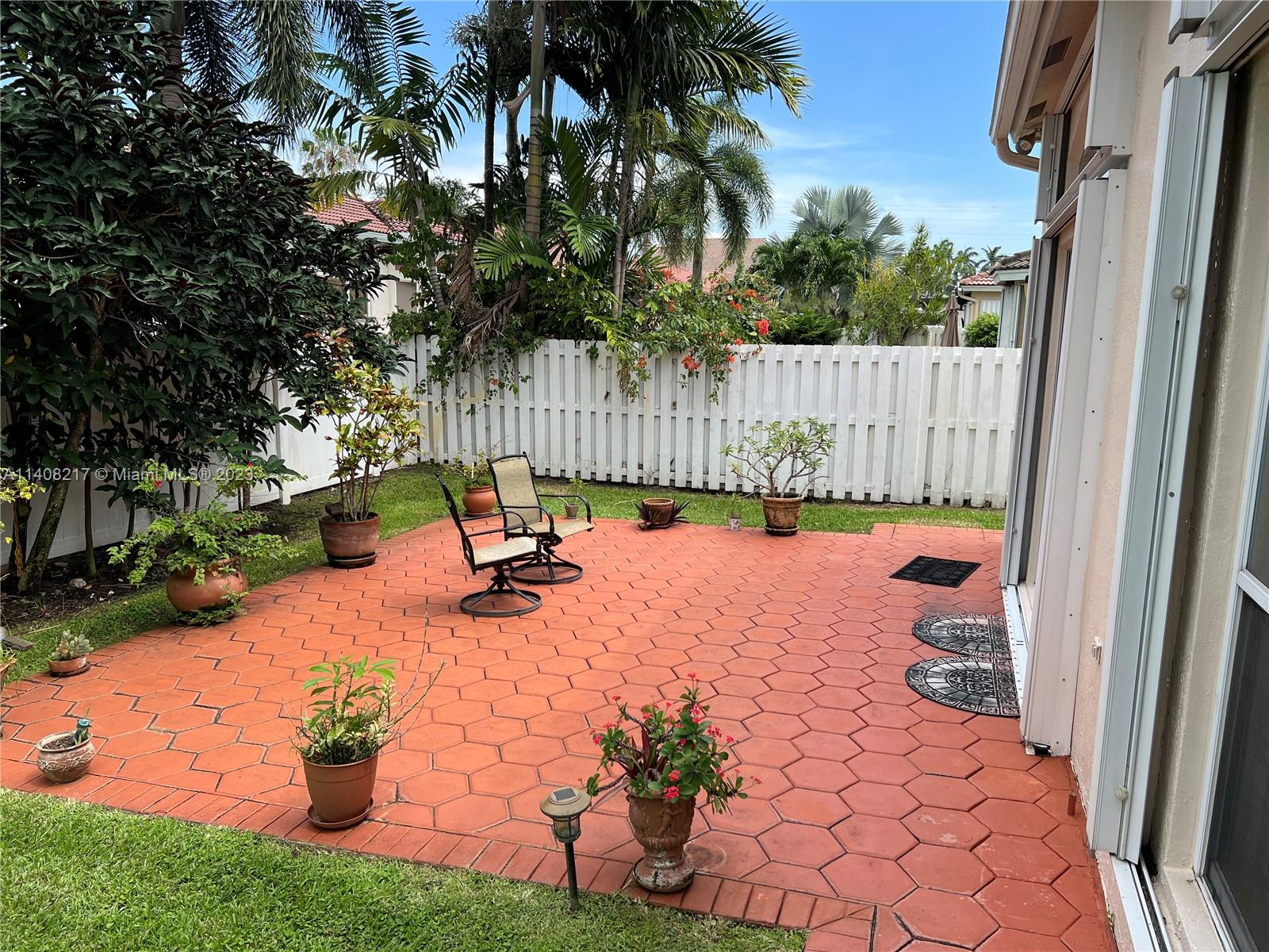 Oakridge Hollywood, FL 33312 - Photo 3 of 33 a view of a backyard with a tub