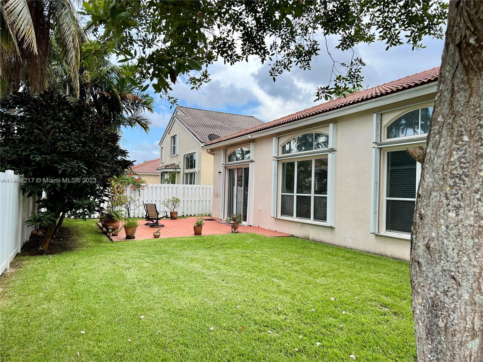 Oakridge Hollywood, FL 33312 - Photo 4 of 33 a front view of house with yard and green space