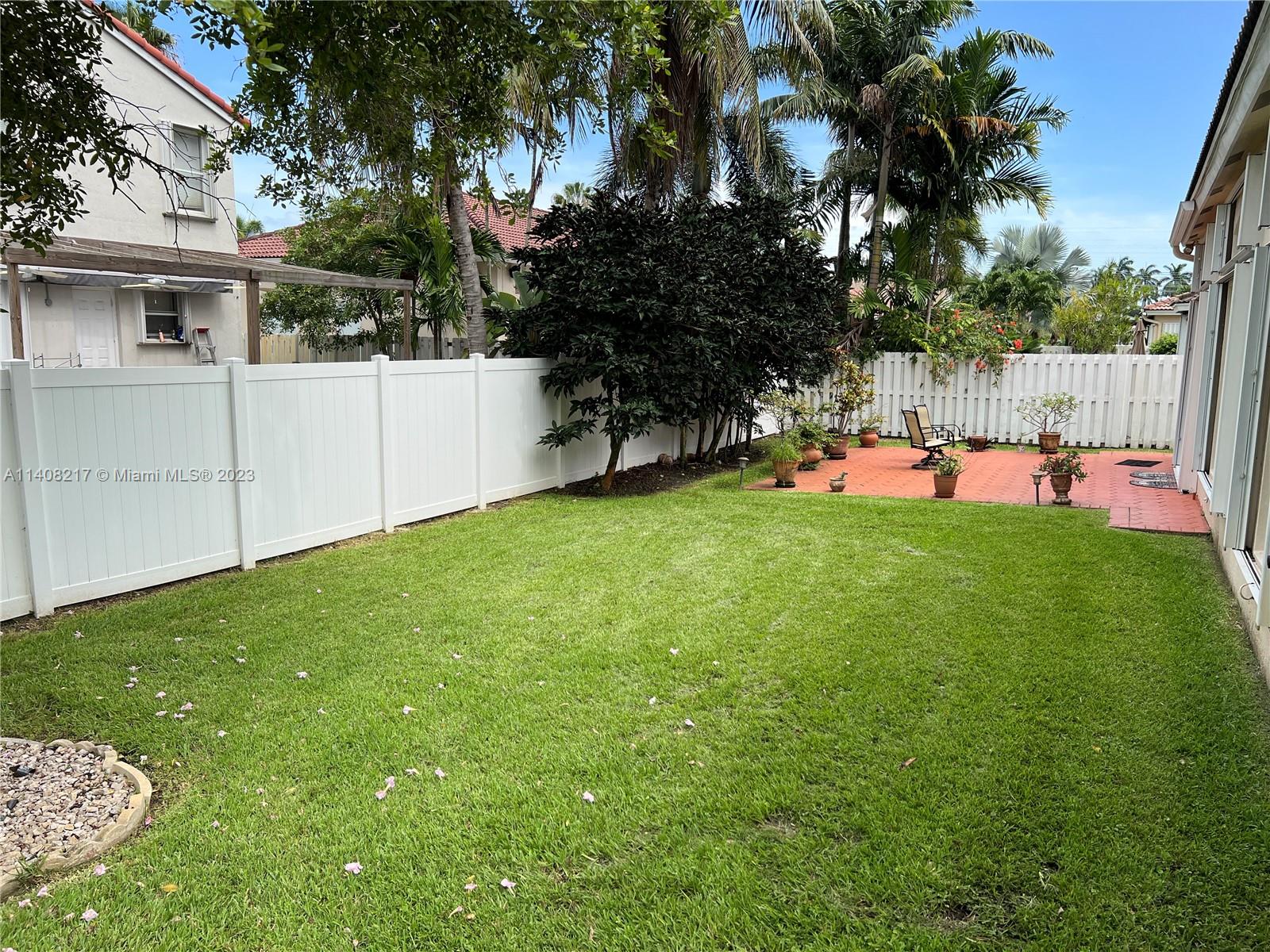 Oakridge Hollywood, FL 33312 - Photo 6 of 33 a view of a backyard with a garden