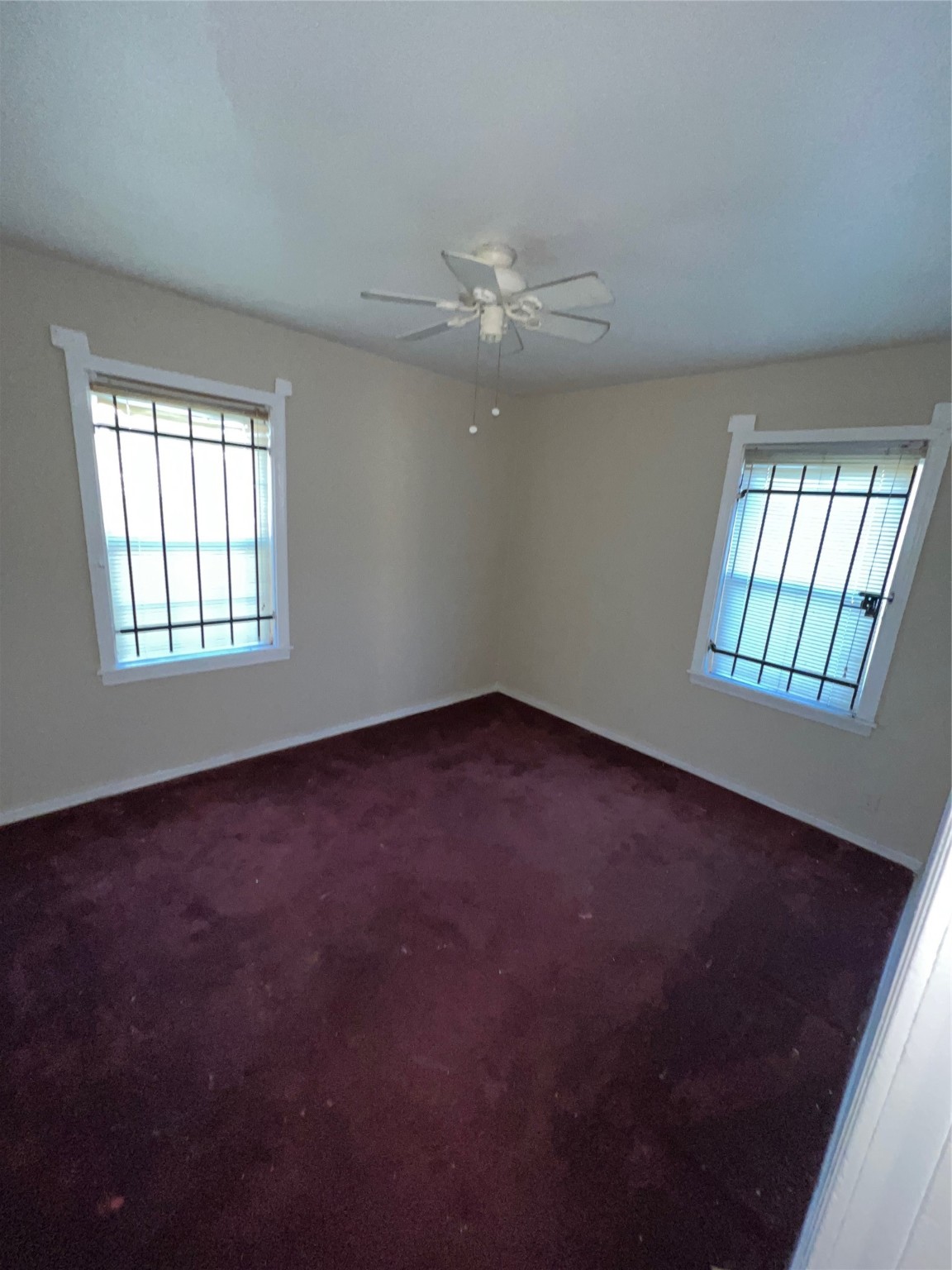 7358 Forrestal Street Houston, TX 77033 - Photo 15 of 25 an empty room with windows and ceiling fan