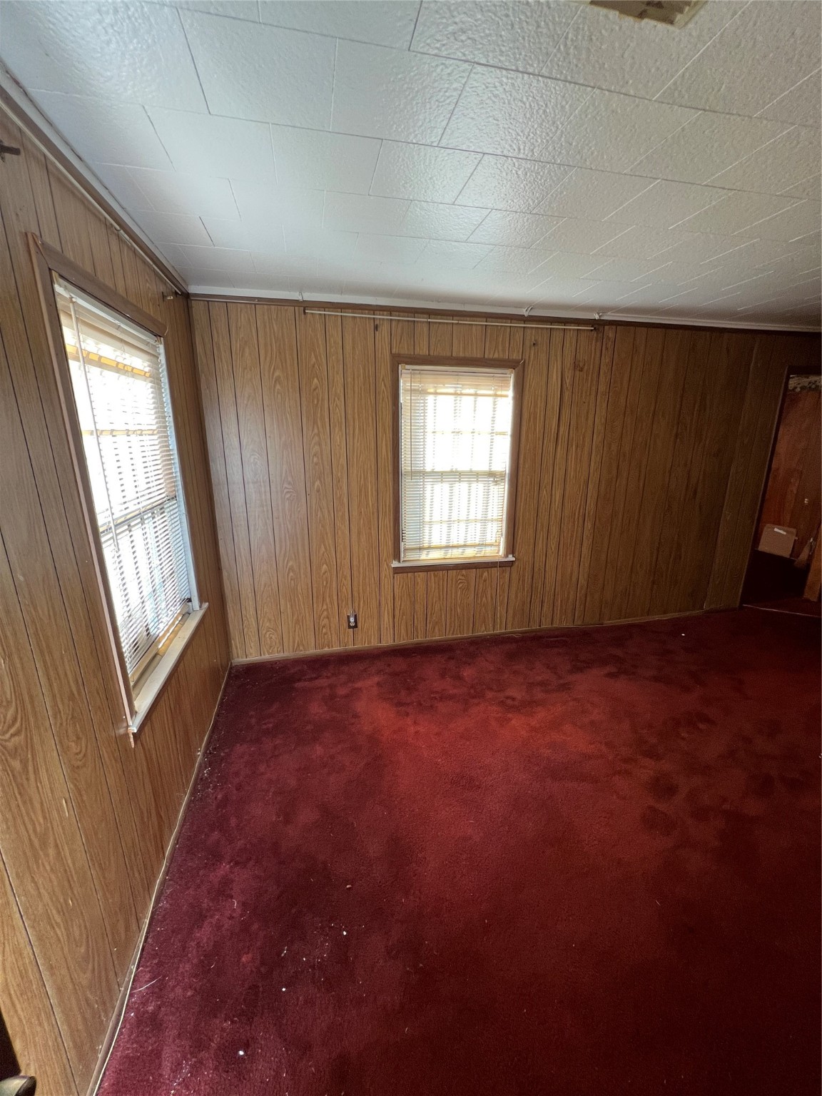 7358 Forrestal Street Houston, TX 77033 - Photo 3 of 25 an empty room with windows
