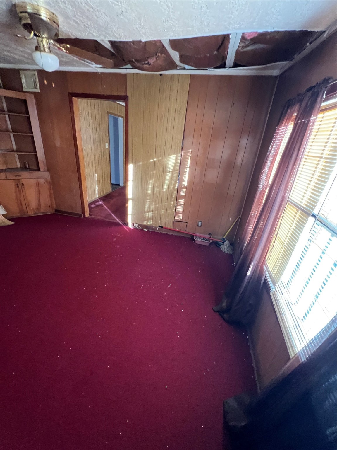 7358 Forrestal Street Houston, TX 77033 - Photo 6 of 25 a view of an empty room with a window