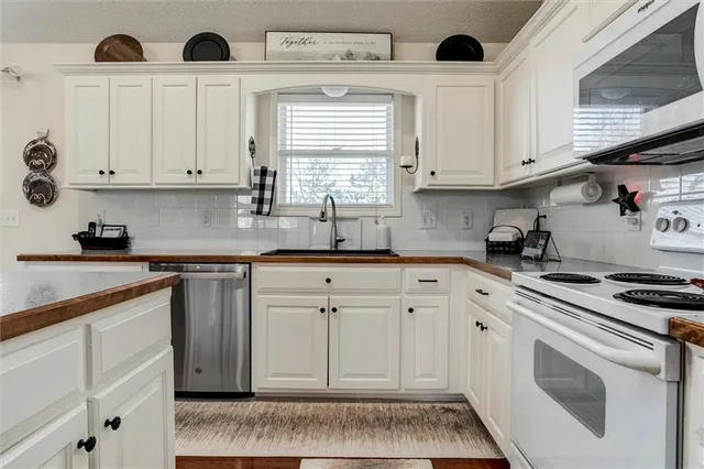 $400,000 | 21481 West 119th Terrace, Olathe, KS 66061