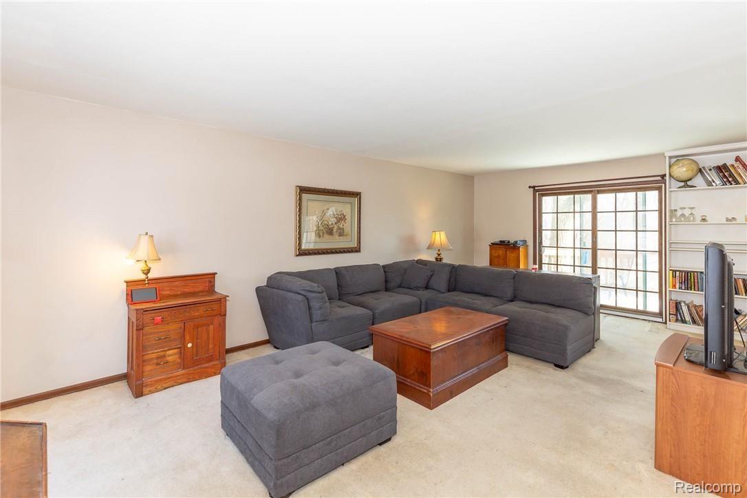 2831 Acorn Road Bloomfield Hills, MI 48302 - Photo 3 of 12 Living Room