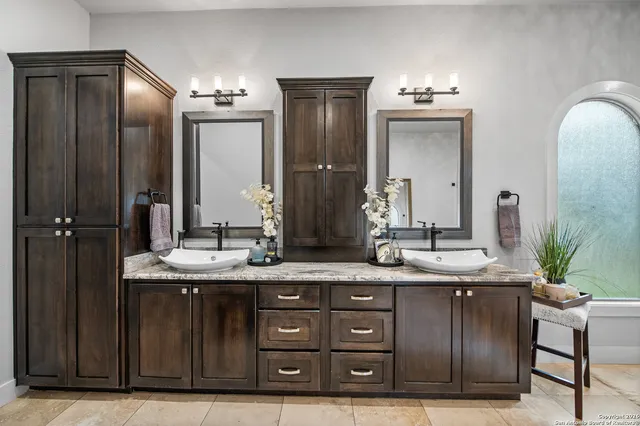 $1,375,000 | 8614 Wild Wind, Garden Ridge, TX 78266