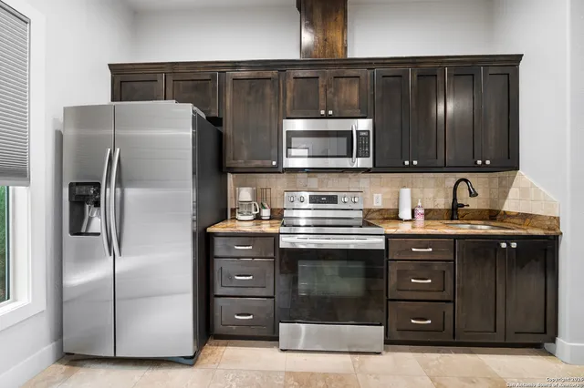 $1,375,000 | 8614 Wild Wind, Garden Ridge, TX 78266