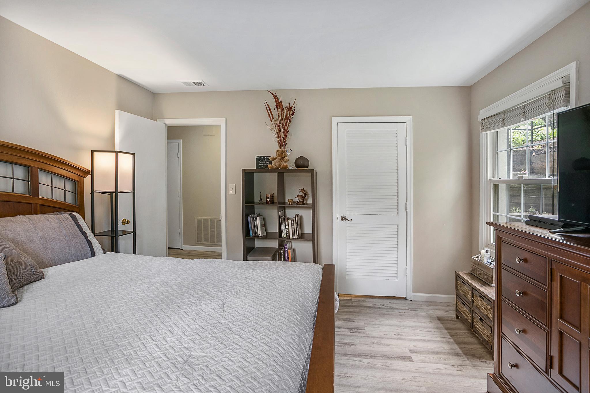 5904 Kingsford Road, Unit 422 Springfield, VA 22152 - Photo 13 of 28 Primary bedroom with LARGE walk-in closet