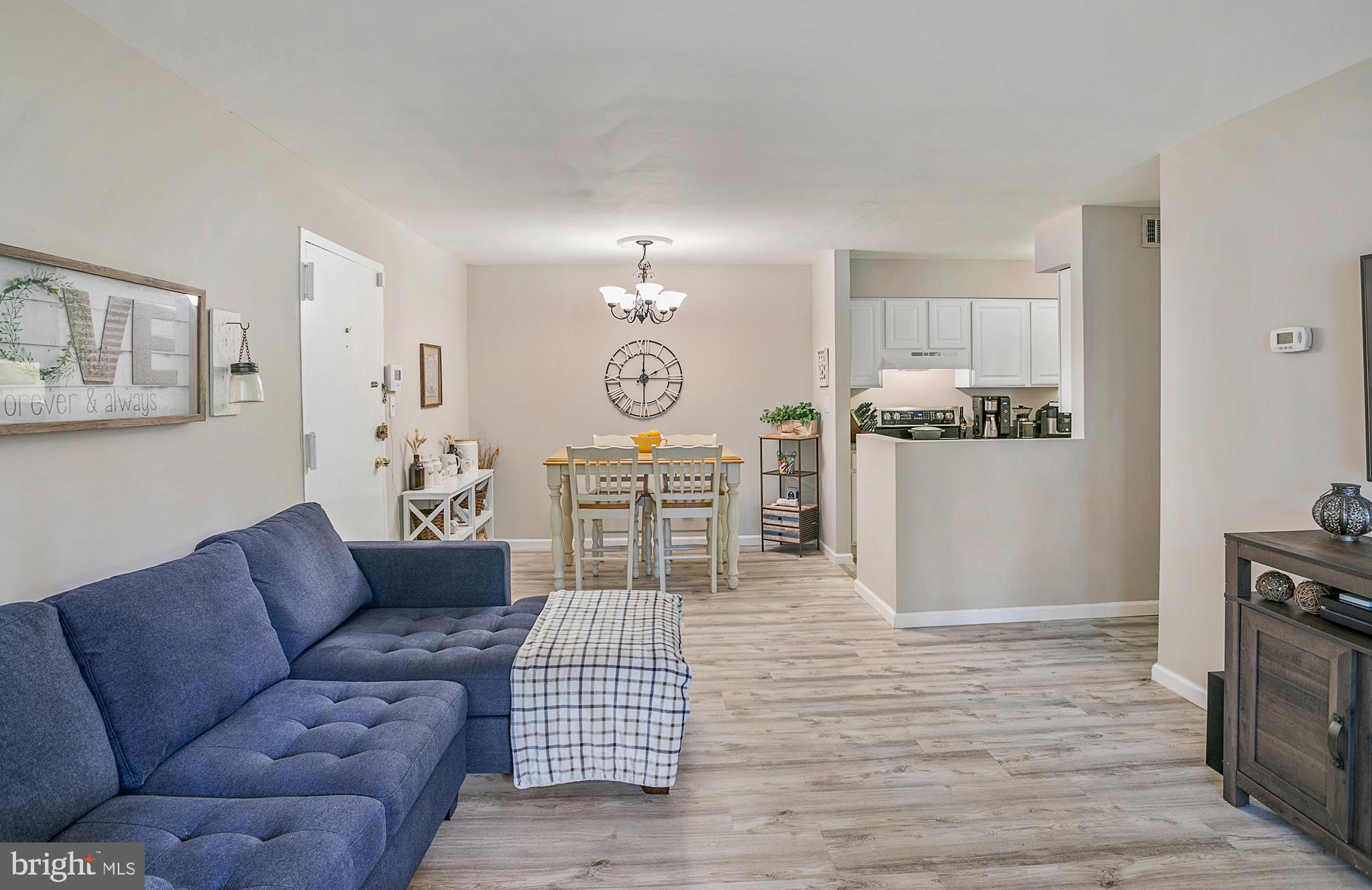 5904 Kingsford Road, Unit 422 Springfield, VA 22152 - Photo 5 of 28 Large Living Room