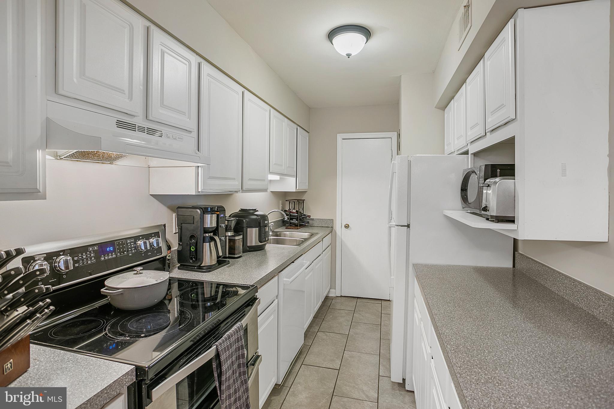 5904 Kingsford Road, Unit 422 Springfield, VA 22152 - Photo 10 of 28 Kitchen with bright white cabinets