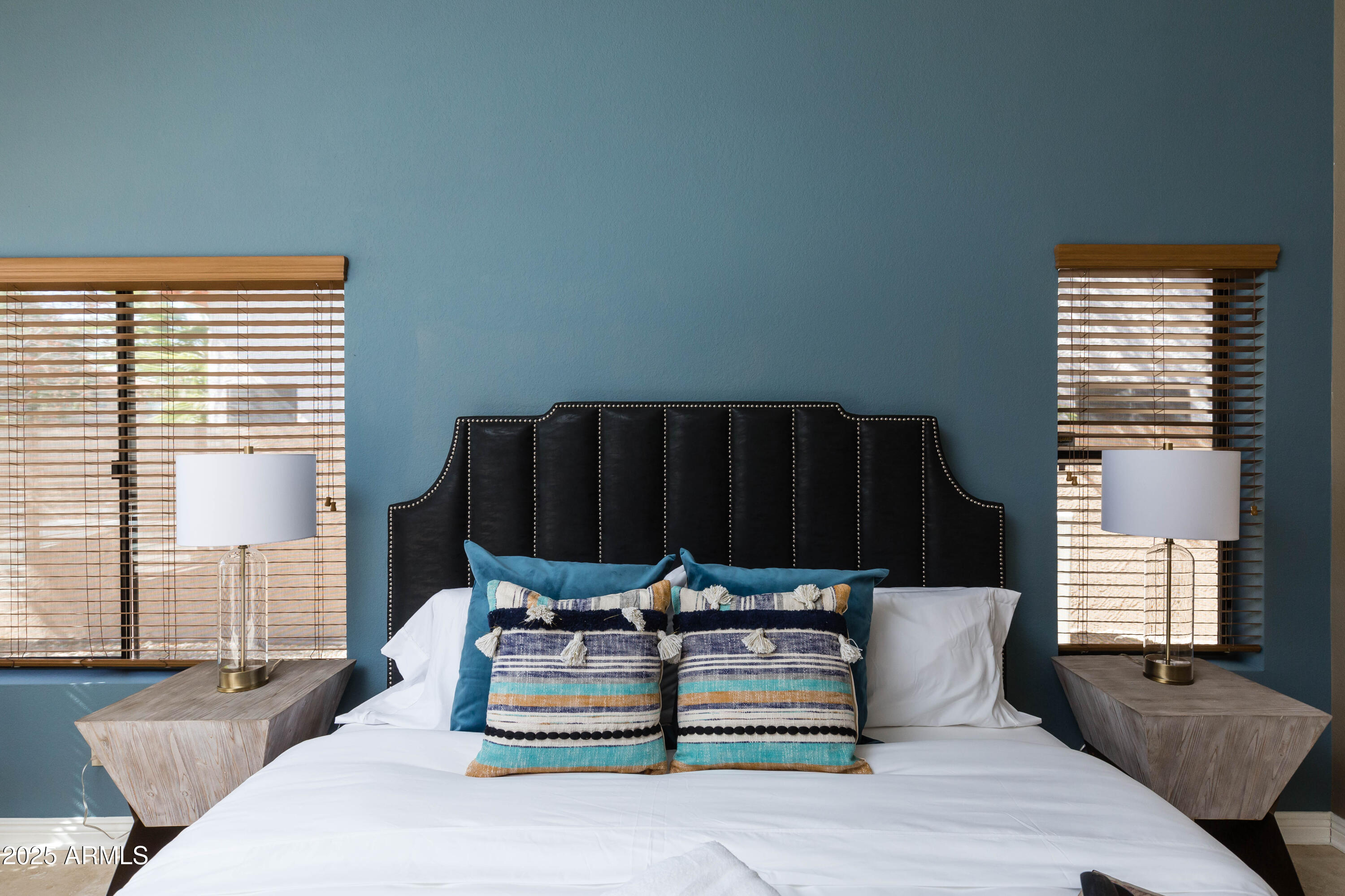 5821 East Aire Libre Avenue Scottsdale, AZ 85254 - Photo 14 of 35 a living room with furniture lamp and window