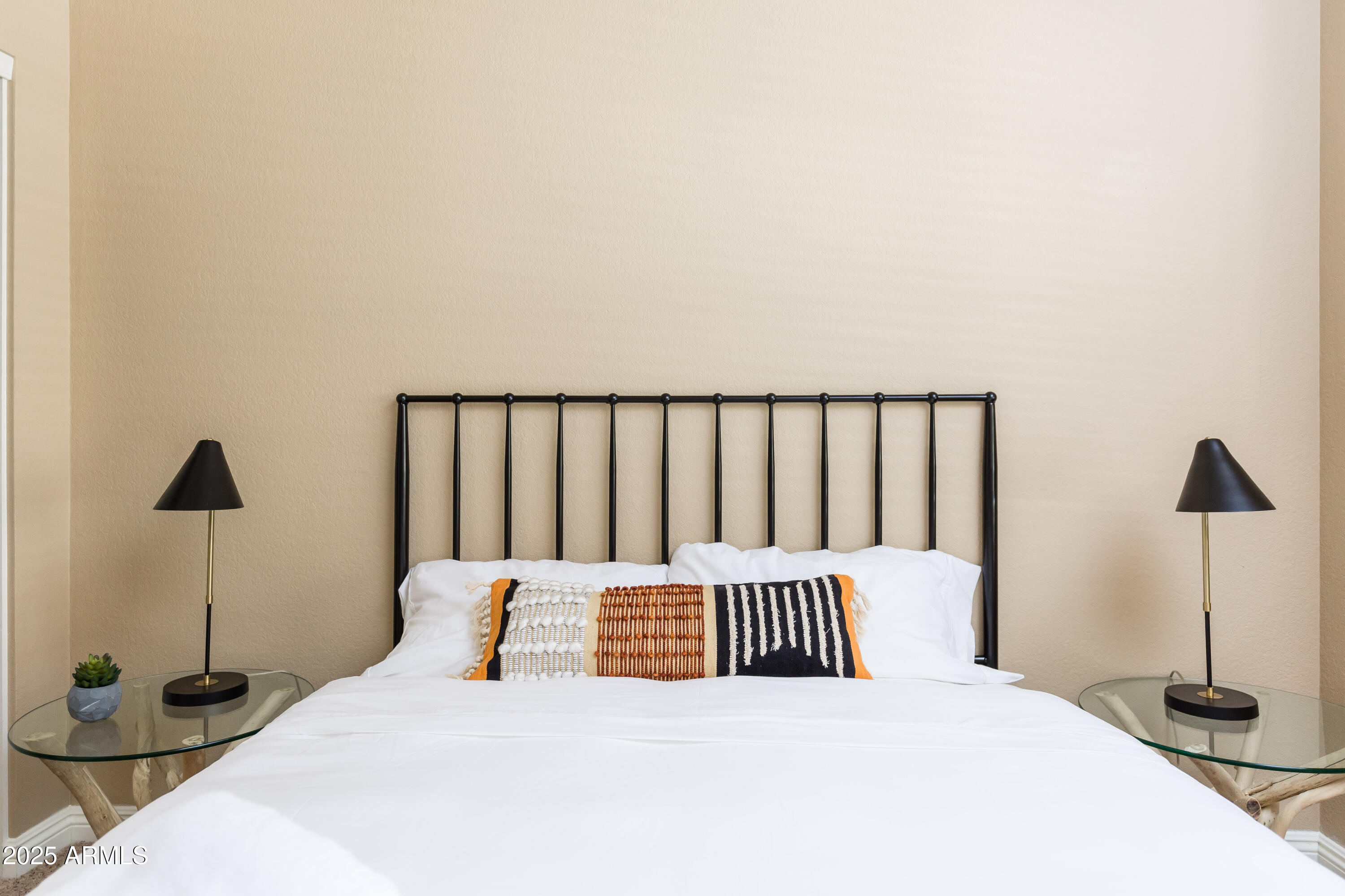 5821 East Aire Libre Avenue Scottsdale, AZ 85254 - Photo 28 of 35 a bedroom with a bed and a lamp