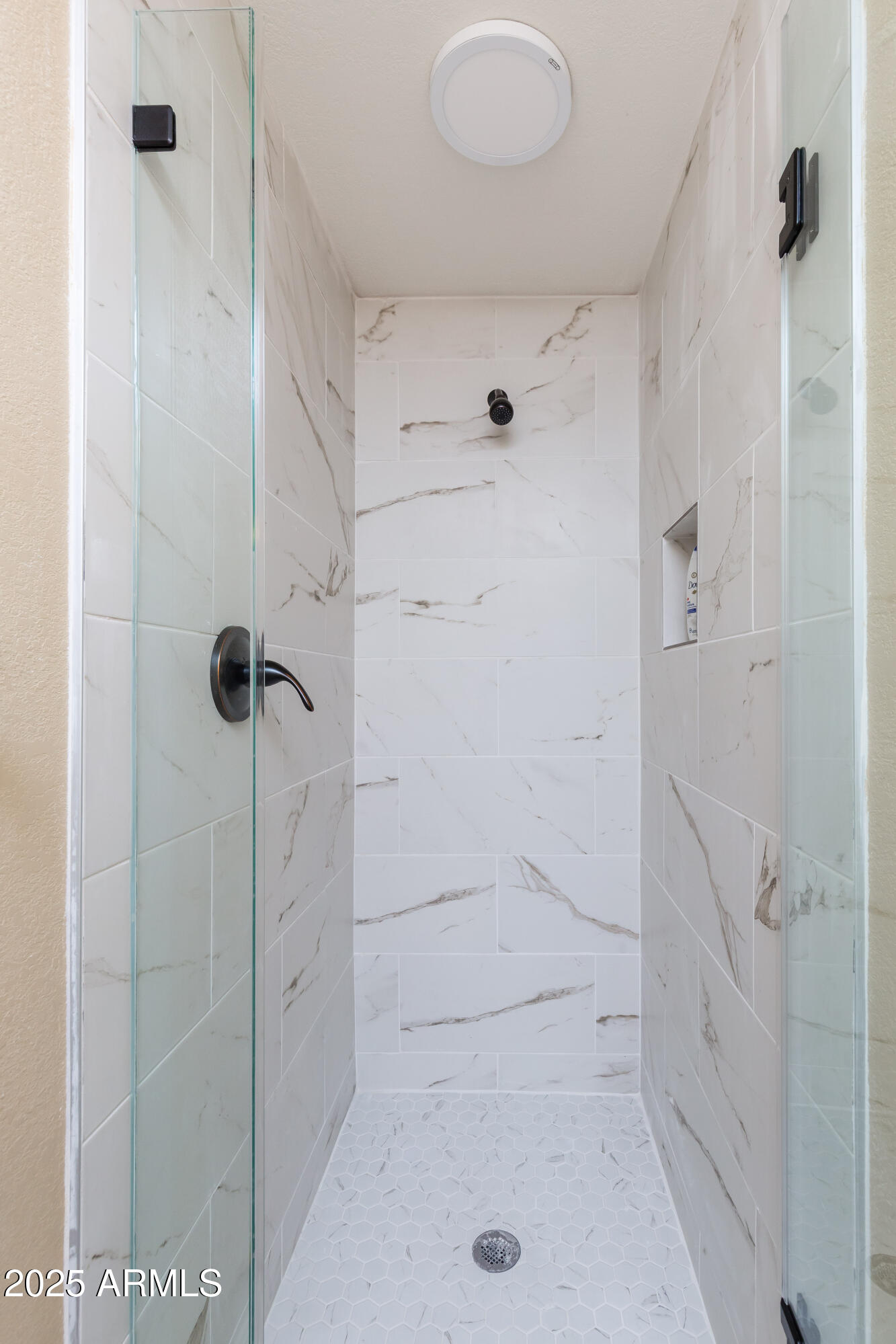5821 East Aire Libre Avenue Scottsdale, AZ 85254 - Photo 33 of 35 a bathroom with a bathtub