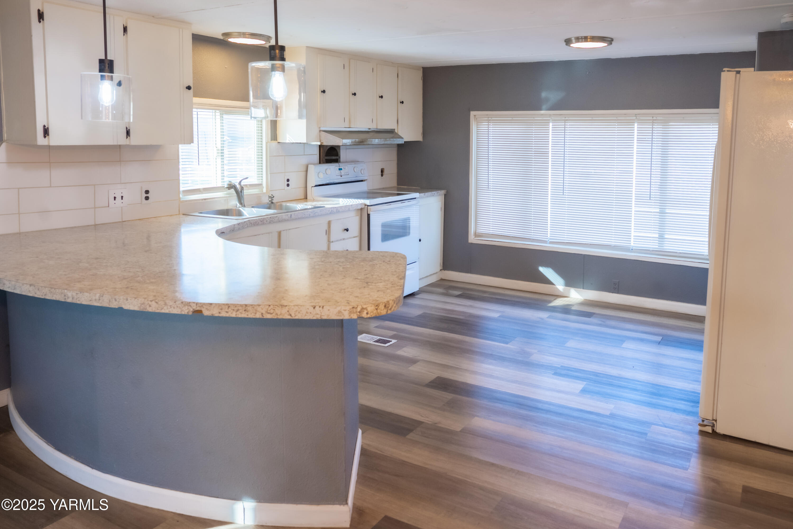181 Schut Road, Unit 26 Moxee, WA 98936 - Photo 4 of 10 Kitchen with Breakfast Bar