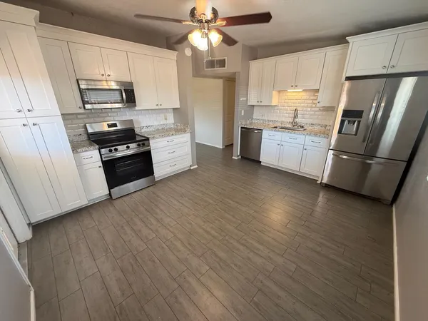 $2,095 | 325 East Continental Drive, Tempe, AZ 85288
