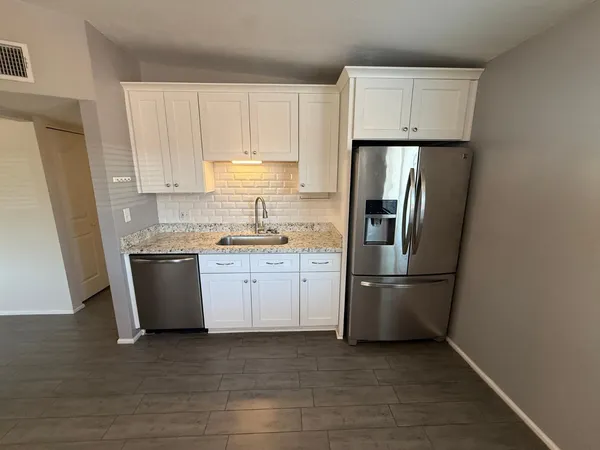 $2,095 | 325 East Continental Drive, Tempe, AZ 85288