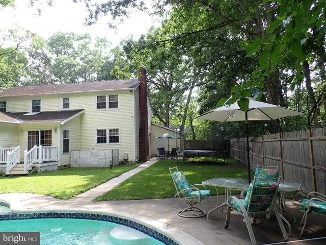 a view of a house with backyard