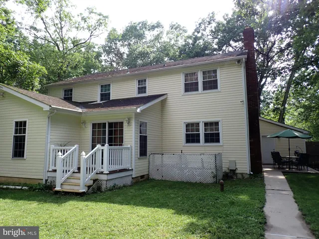 a view of a house with a backyard