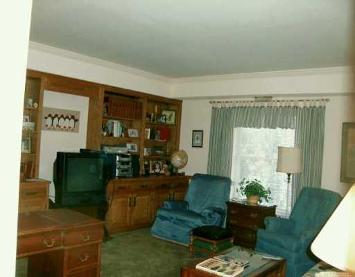 300 Fox Chapel Road, Unit 408 Pittsburgh, PA 15238 - Photo 8 of 8 Den/Family/Great Room.