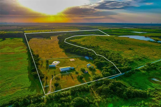 a view of a tennis court