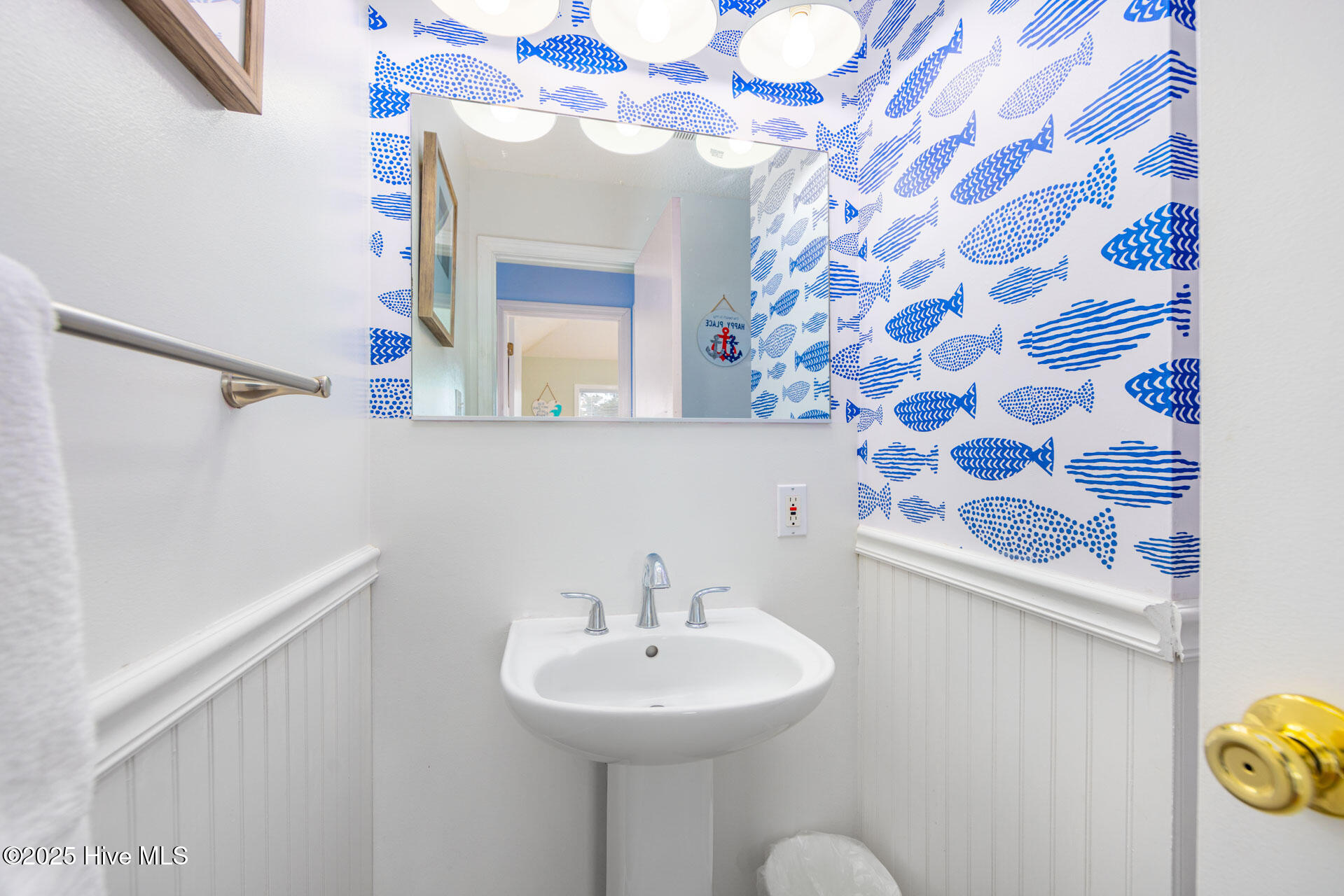 1037 Hampton Street Corolla, NC 27927 - Photo 6 of 39 1/2 bath