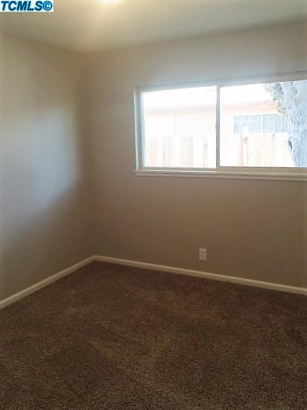 122 West Spring Lane Lemoore, CA 93245 - Photo 10 of 17 an empty room with a window