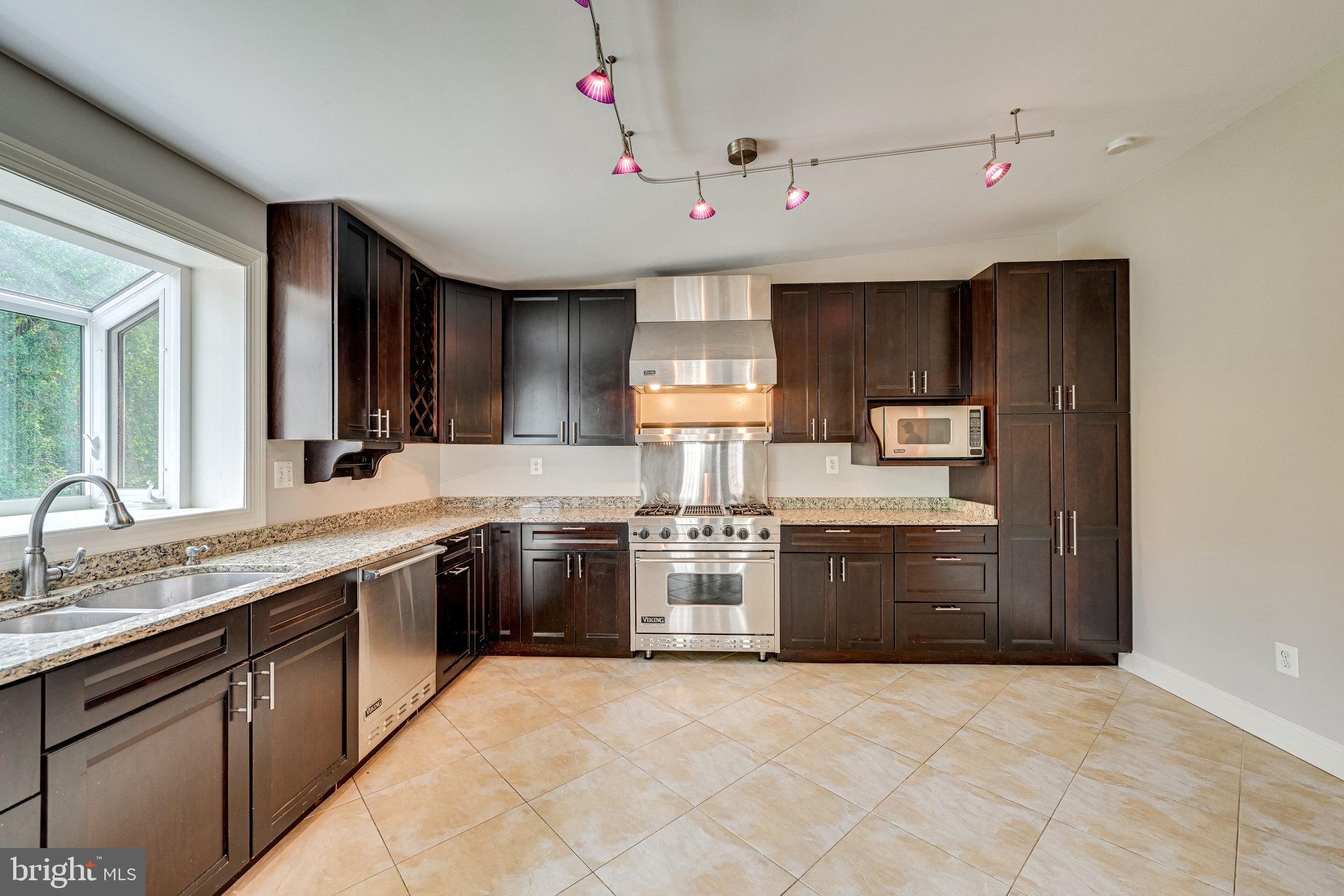 300 Branch Road Southeast Vienna, VA 22180 - Photo 13 of 72 Viking!