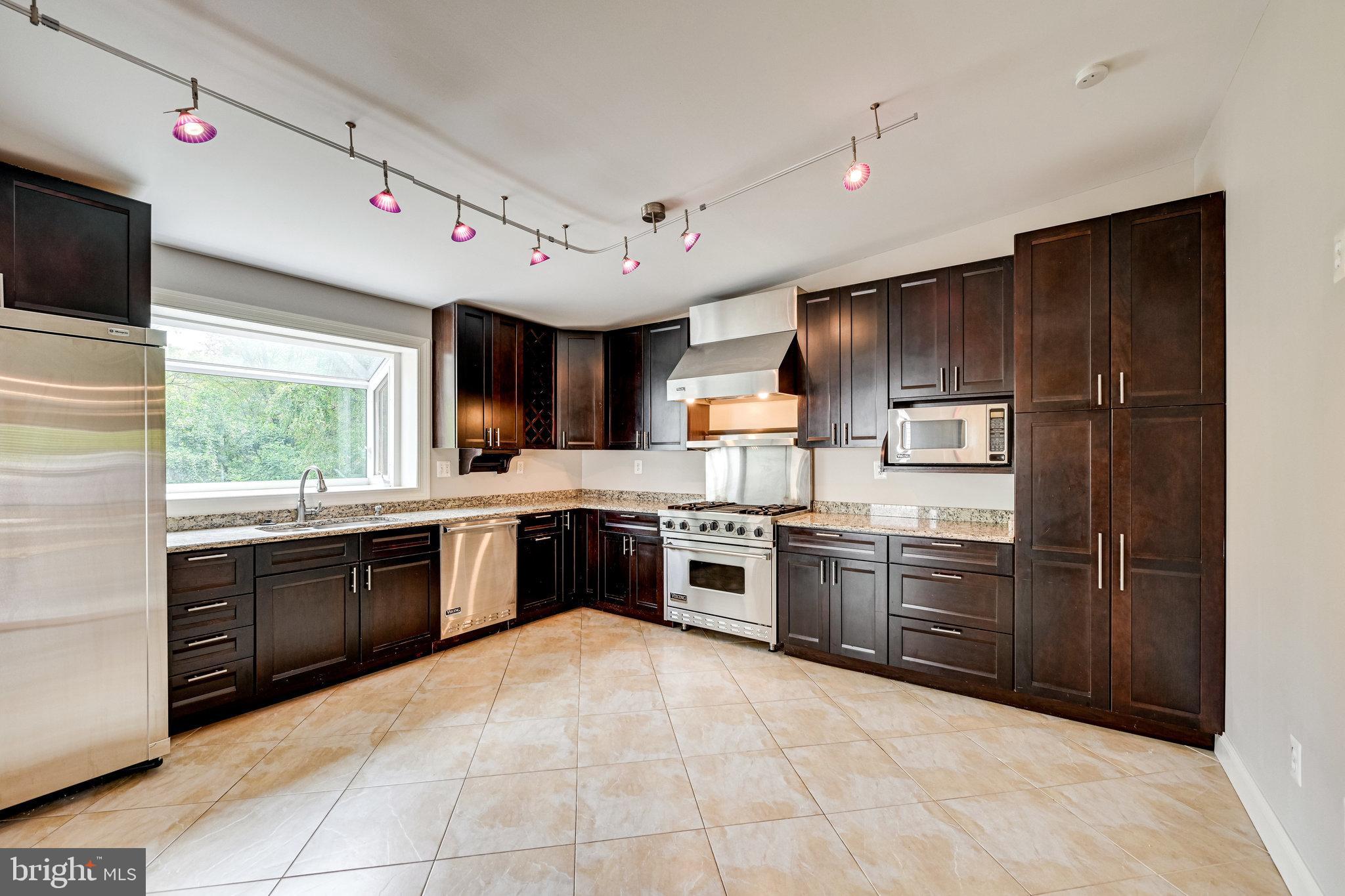 300 Branch Road Southeast Vienna, VA 22180 - Photo 14 of 72 Tons of cabinet space