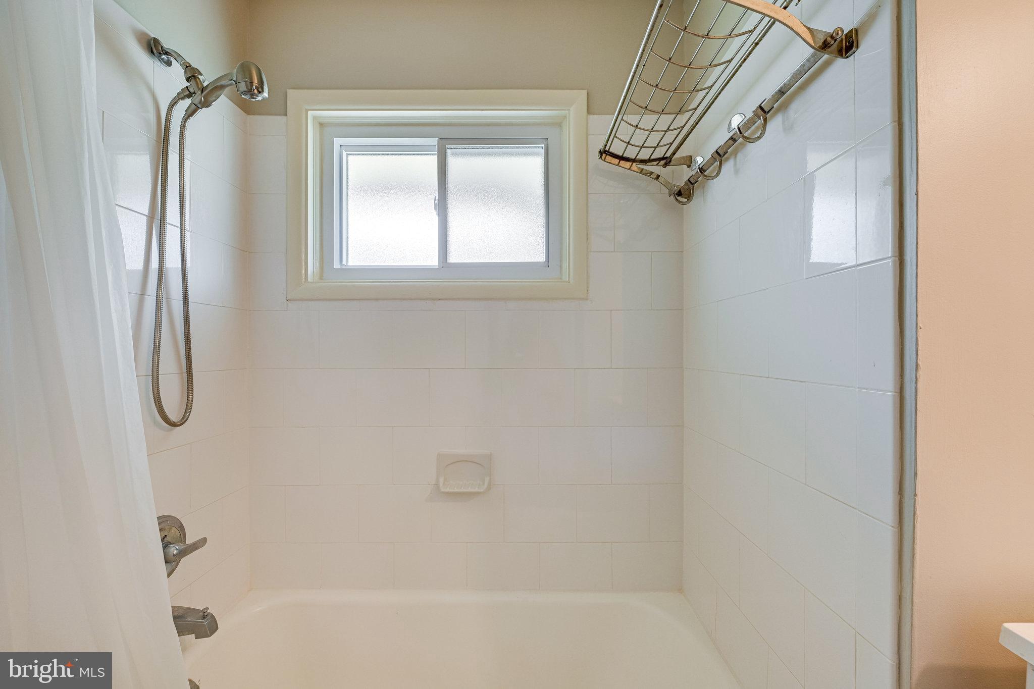 300 Branch Road Southeast Vienna, VA 22180 - Photo 26 of 72 Hall bath with a tub