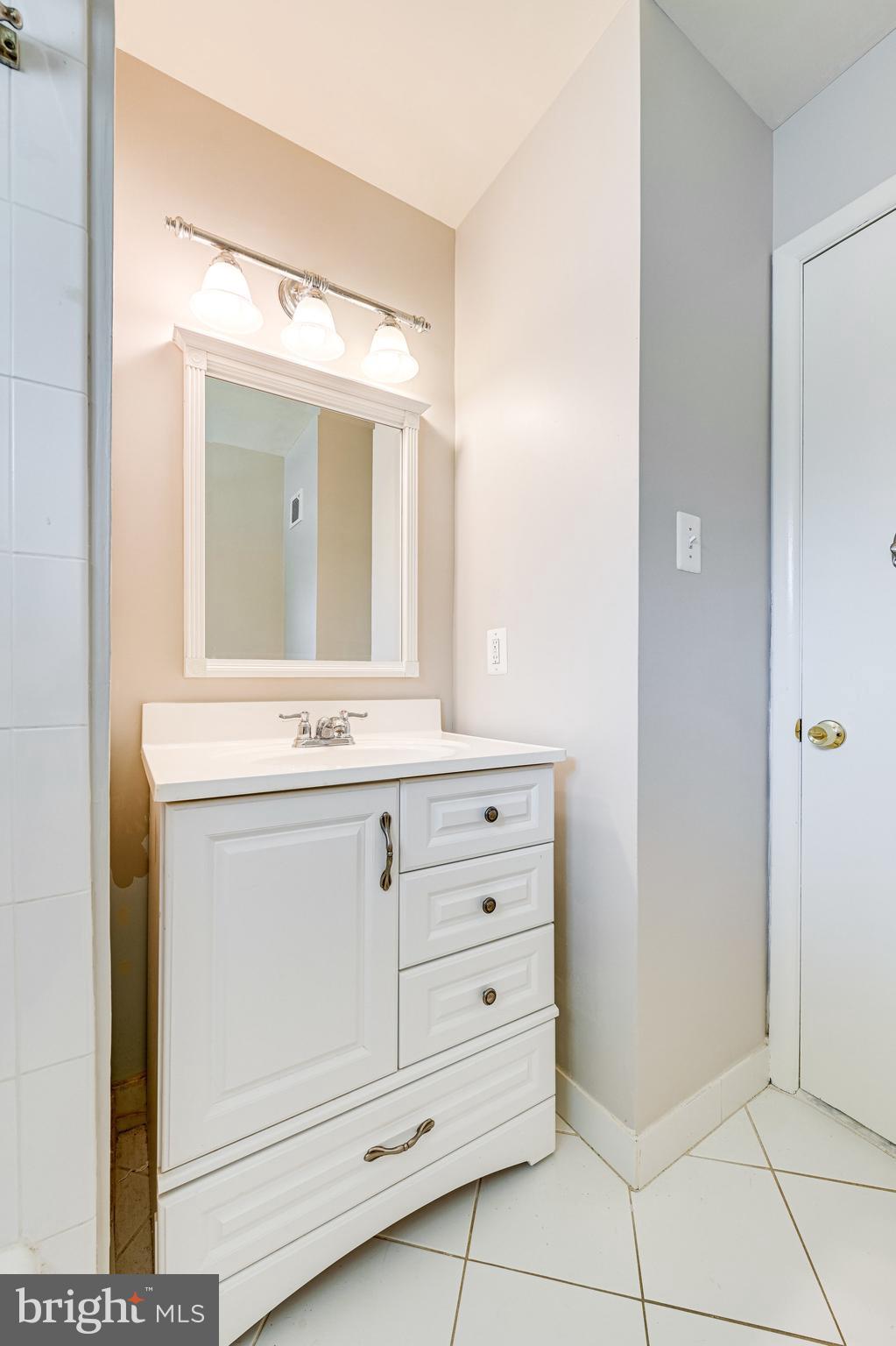 300 Branch Road Southeast Vienna, VA 22180 - Photo 27 of 72 Hall bath