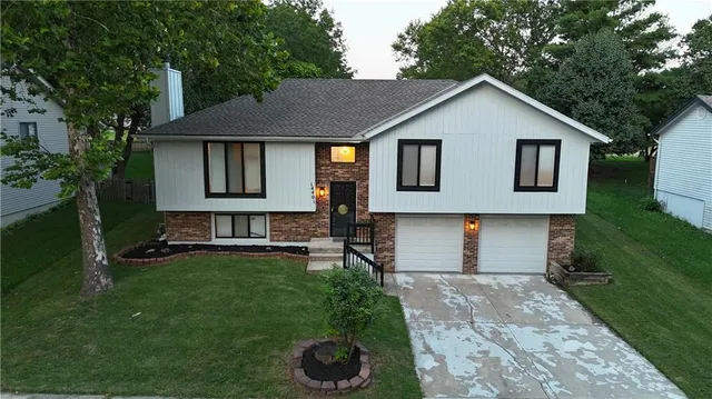 $328,900 | 14401 St Andrews Drive, Grandview, MO 64030