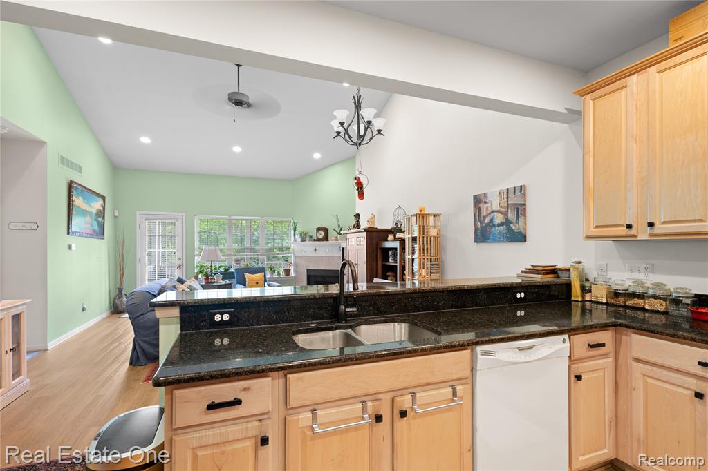 731 East Bluff Court Rochester Hills, MI 48306 - Photo 10 of 39