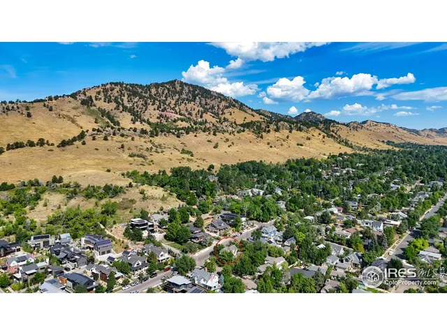 a view of entryway and hall