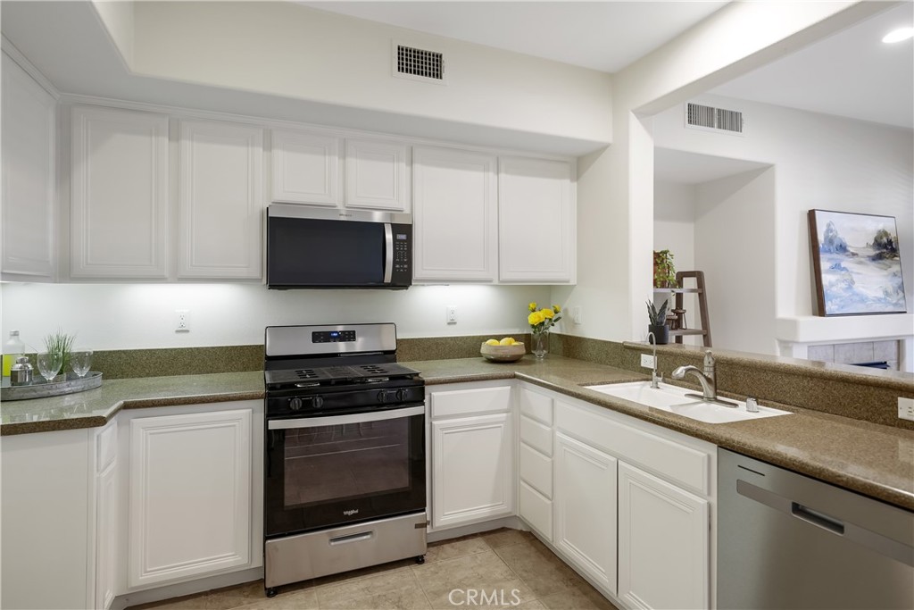 5 Lynde Street Ladera Ranch, CA 92694 - Photo 13 of 50 Kitchen